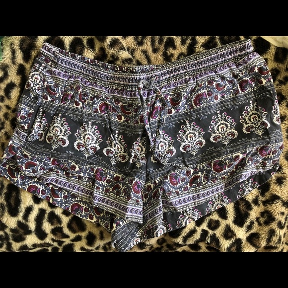American Eagle Pattern Shorts - Picture 1 of 2
